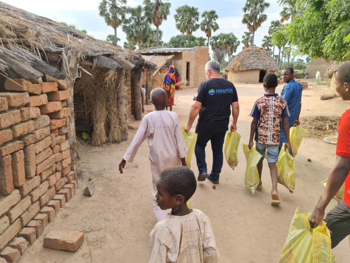 Afrika, Çad da bir köyde kesline kurbanlar dernek görevlimiz Geylani Karaaslan ve Afrikalı çocuklar eşliğinde dağıtılıyor, Etrefta taşlarla örülü saman çatılı evler var.